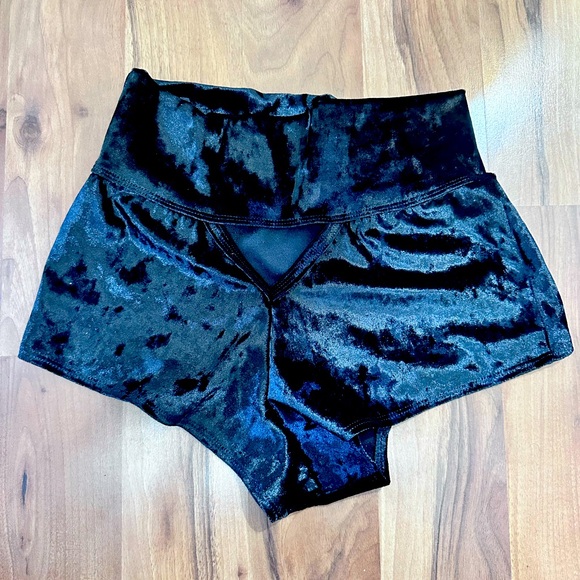 High-Waisted Velvet Marble Booty Shorts for Pole Dance - Black with Heart Design - Picture 3 of 6